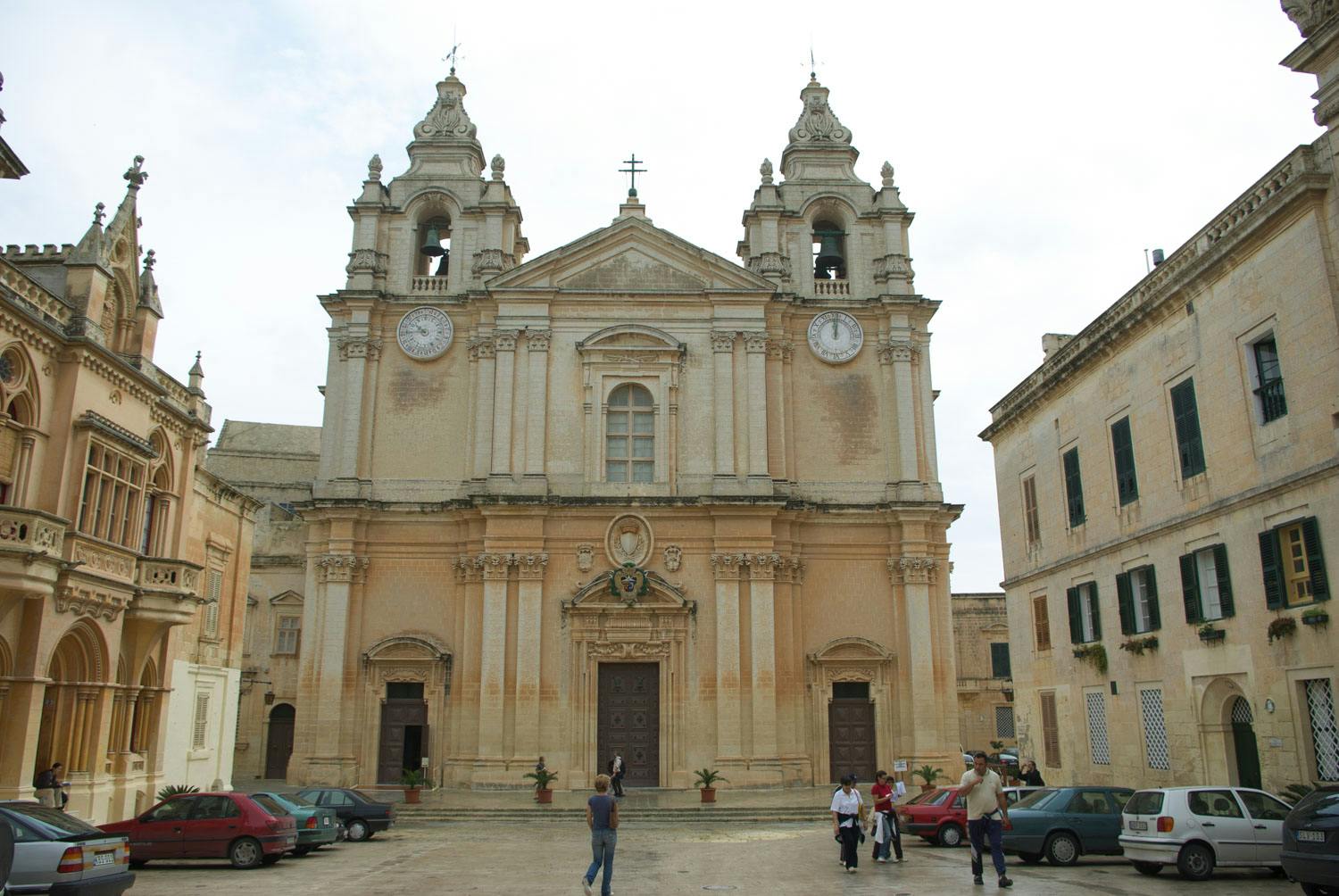 igp0205 2 Kirke i Malta med biler og turister